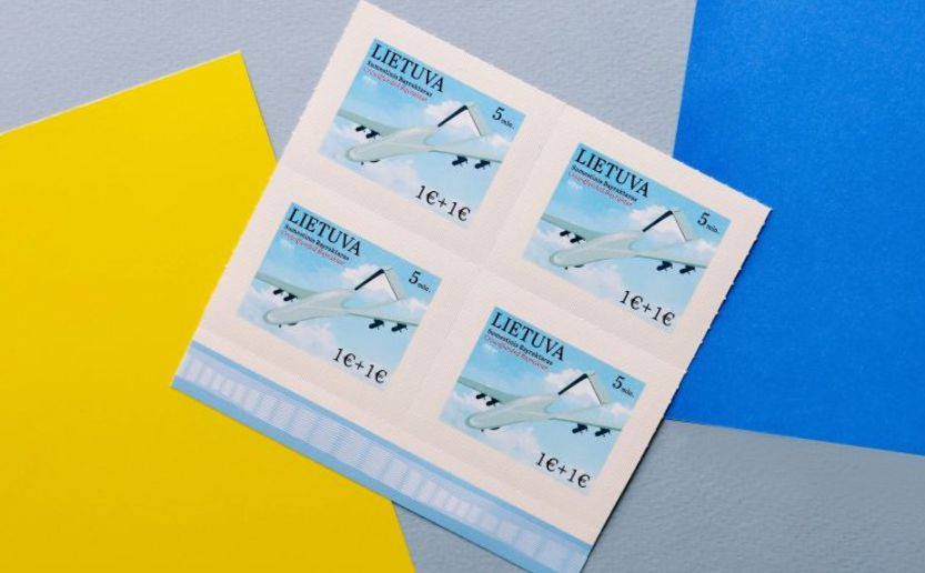 В Литве начали продавать почтовую марку с подаренным Украине «Байрактаром»