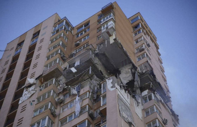 Розберуть верхні поверхи: у Києві відновлять будинок на Лобановського, що постраждав від обстрілу