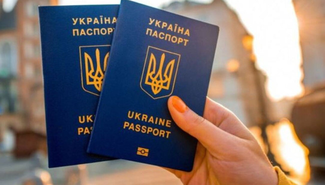 Українці за кордоном зможуть оформити одразу два паспорти