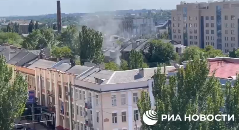 Біля адміністрації лідера так званої «ДНР» Дениса Пушиліна сталося кілька вибухів, відео