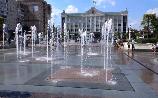 На центральній площі Ірпеня запрацював фонтан: відео