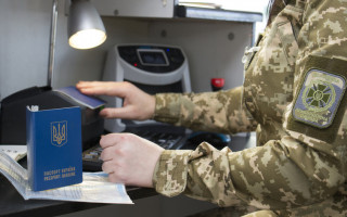 Що робити студентам, які навчаються за кордоном, якщо їм відмовили у наданні довідки про виїзд з України