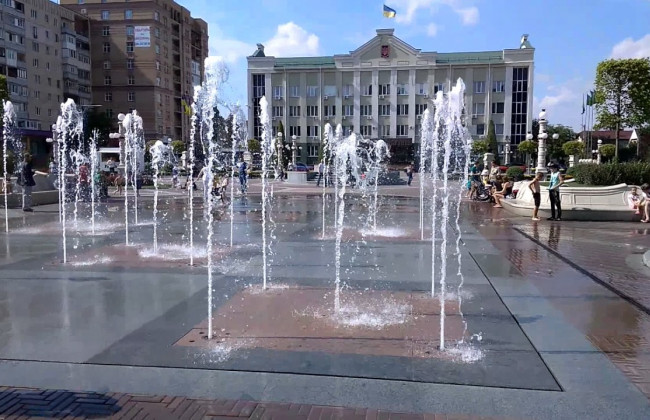На центральній площі Ірпеня запрацював фонтан: відео