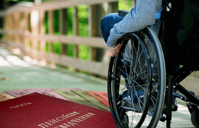 Пенсія з інвалідності: які надбавки та доплати передбачені