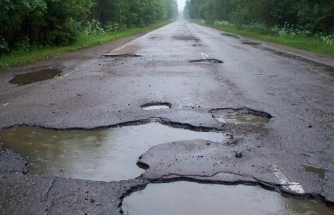 Водителям подсказали, как ездить по дорогам с ямами, чтобы не повредить авто
