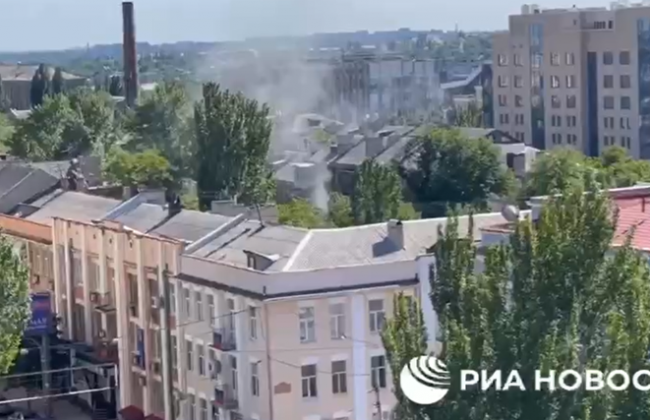 Біля адміністрації лідера так званої «ДНР» Дениса Пушиліна сталося кілька вибухів, відео