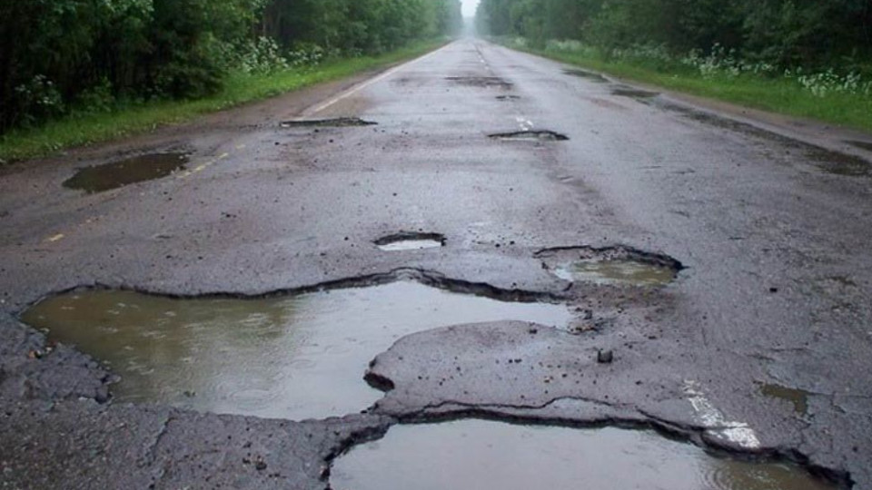 Водителям подсказали, как ездить по дорогам с ямами, чтобы не повредить авто