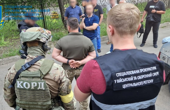 На хабарі затримано посадовця військкомату: Вінницька спецпрокуратура, фото