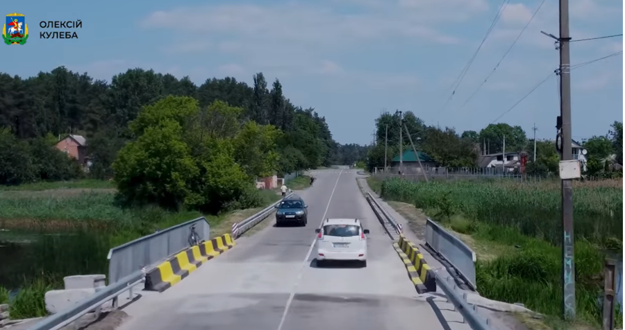 На автодороге Дымер – Богданы восстановили движение по взорванному мосту, видео