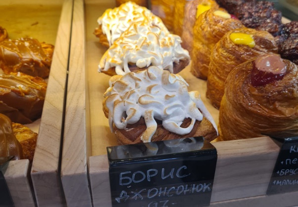 Посол Британии показала круассан Бориса Джонсона в киевском кафе