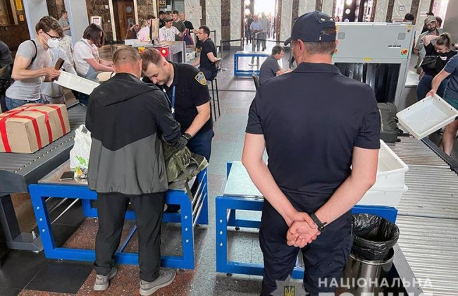 У поліції показали, як працює система огляду громадян на вокзалі у Києві, фото