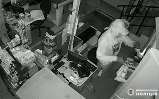 На Киевщине мужчина обчистил магазин: момент попал на видео