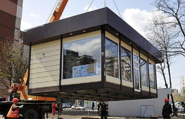 У станции метро «Героев Днепра» демонтируют 66 МАФов