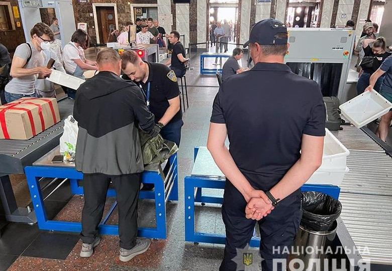 У поліції показали, як працює система огляду громадян на вокзалі у Києві, фото