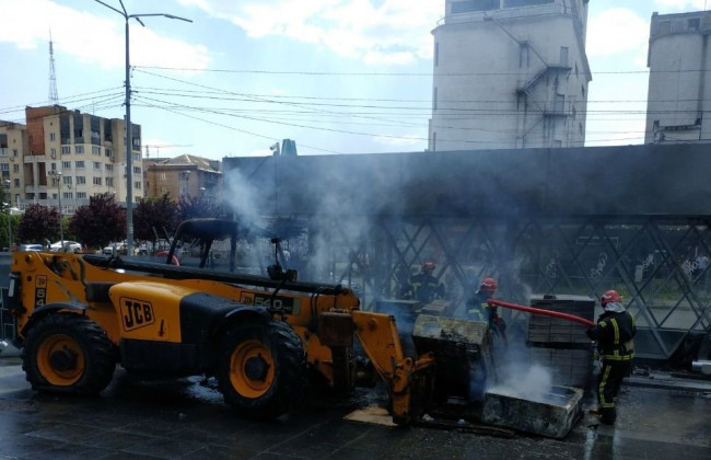 В Киеве на стройке на Подоле сгорел транспорт, фото