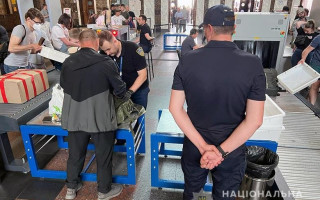 У поліції показали, як працює система огляду громадян на вокзалі у Києві, фото