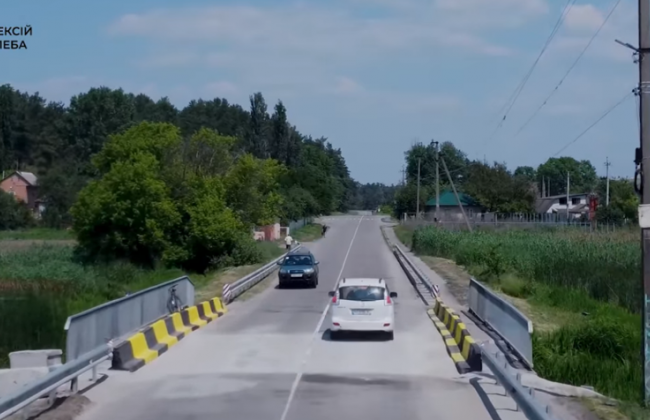 На автодороге Дымер – Богданы восстановили движение по взорванному мосту, видео