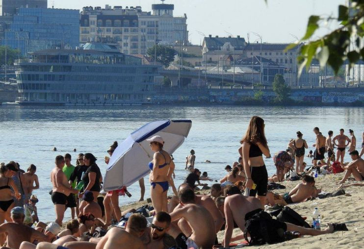Несмотря на запрет, из-за жары пляжи Киева забиты людьми, фото