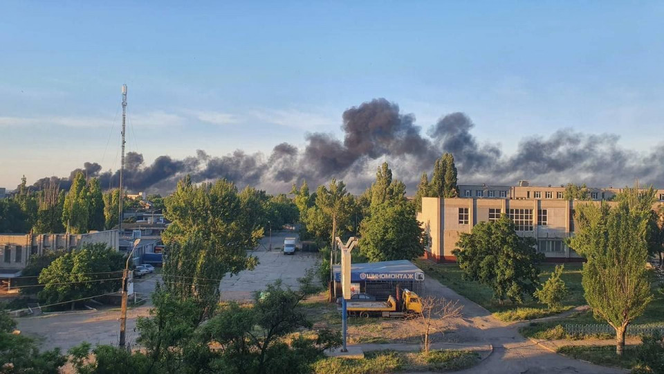 В Бердянске раздались взрывы, часть города без света: видео