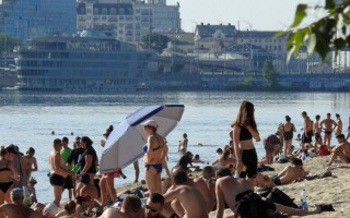 Несмотря на запрет, из-за жары пляжи Киева забиты людьми, фото