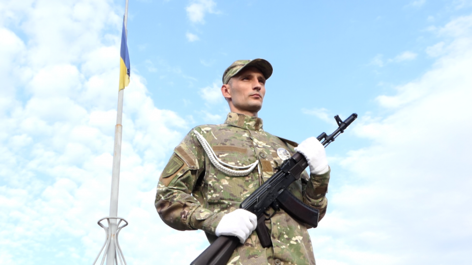 Контракт з військовослужбовцем закінчився, а він продовжує служити: які дії роботодавця