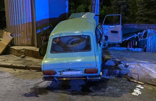 В Киеве спасатели деблокировали девушку из автомобиля, который попал в ДТП