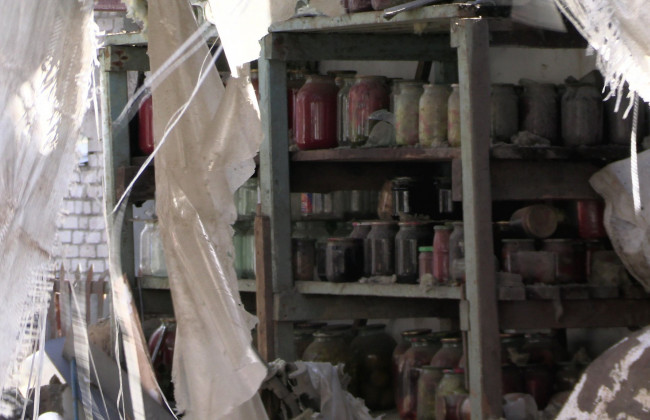 Символ стійкості: у будинку під Миколаєвом дивом уціліли банки з консервацією, фото