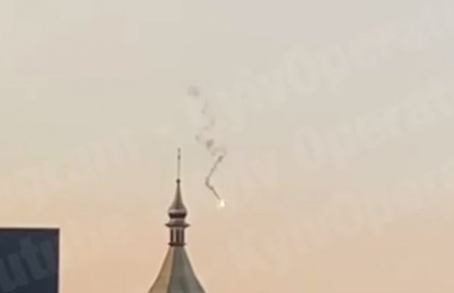 Киевлян напугал неизвестный объект в небе над столицей: видео