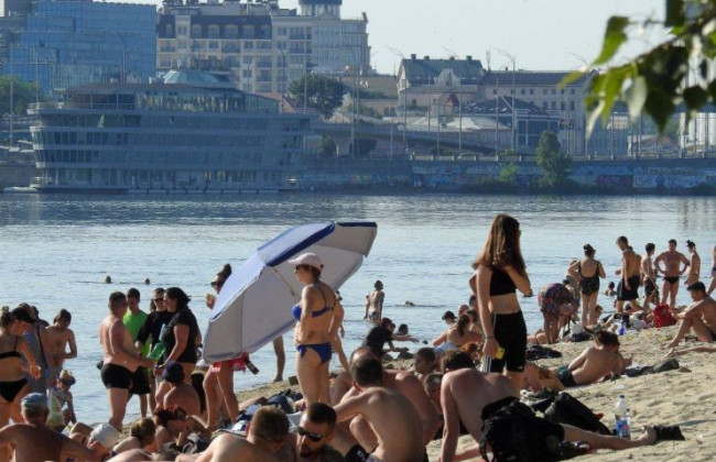 Несмотря на запрет, из-за жары пляжи Киева забиты людьми, фото
