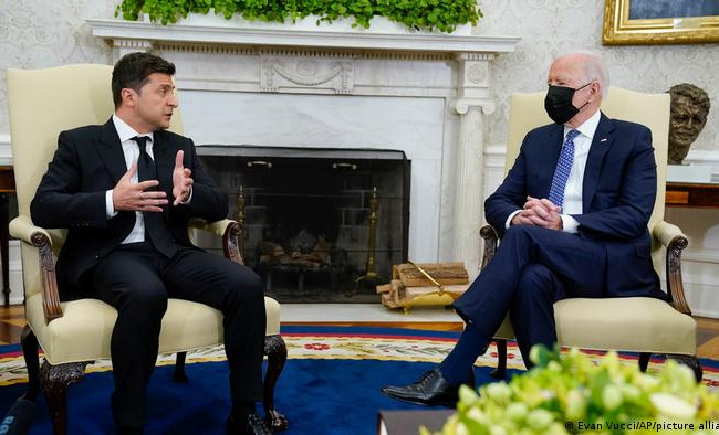 Посол США Бриджит Бринк отреагировала на скандал вокруг заявления Байдена о войне и Зеленском