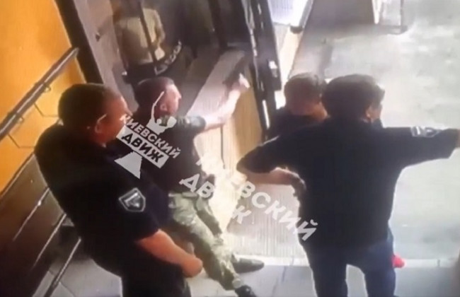 Появилось видео, как чиновник Генштаба устроил стрельбу в спальном районе Киева