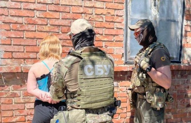 Передавала росіянам координати місць дислокації ЗСУ: затримали мешканку Бахмута