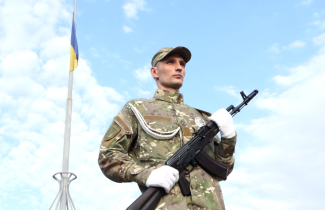 Контракт з військовослужбовцем закінчився, а він продовжує служити: які дії роботодавця