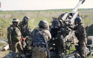 Как артиллеристы ВСУ «лупят» по российским войскам из американских М777: эффектное видео