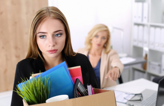 Чи можна звільнити працівника, який через бойові дії переїжджає до іншого міста