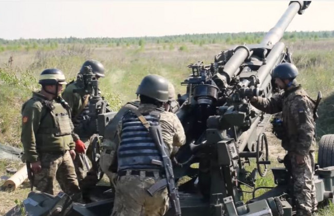 Как артиллеристы ВСУ «лупят» по российским войскам из американских М777: эффектное видео