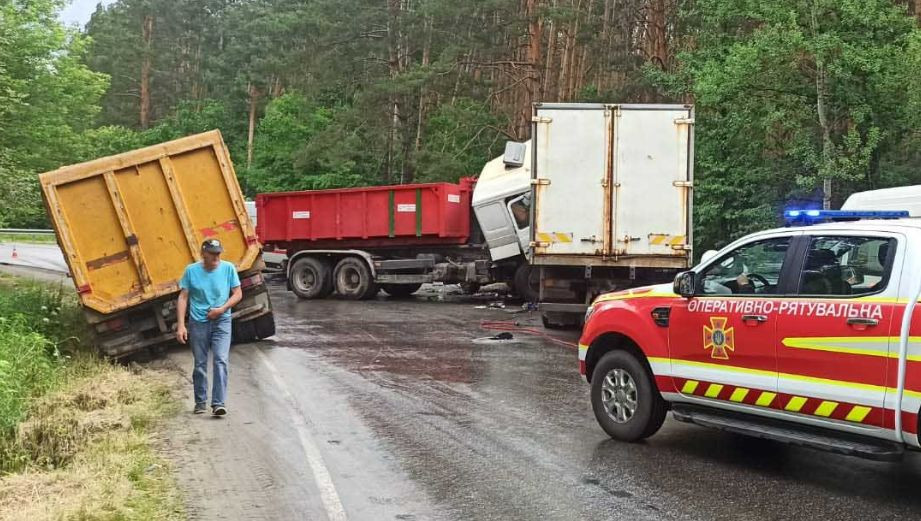 Дорогу не поделили три грузовика: под Киевом произошло серьезное ДТП, фото