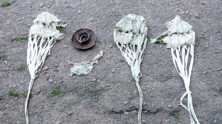 В Харківській області ворог застосував снаряди на парашутах: фото