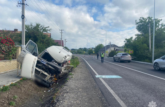 На автодорозі М-19 Доманове — Тереблече ускладнено рух транспорту: автобус потрапив у ДТП, фото