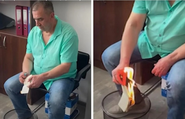 «Мені соромно»: майор поліції РФ спалив військовий квиток, відео