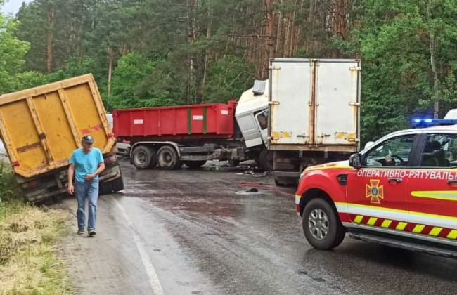 Дорогу не поделили три грузовика: под Киевом произошло серьезное ДТП, фото