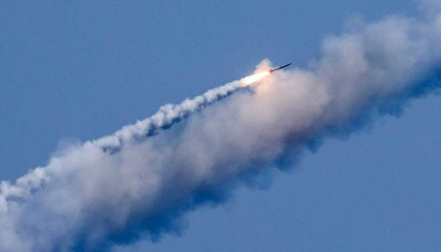 Над Хмельниччиною збили російську ракету: уламки впали в полі