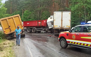 Дорогу не поделили три грузовика: под Киевом произошло серьезное ДТП, фото