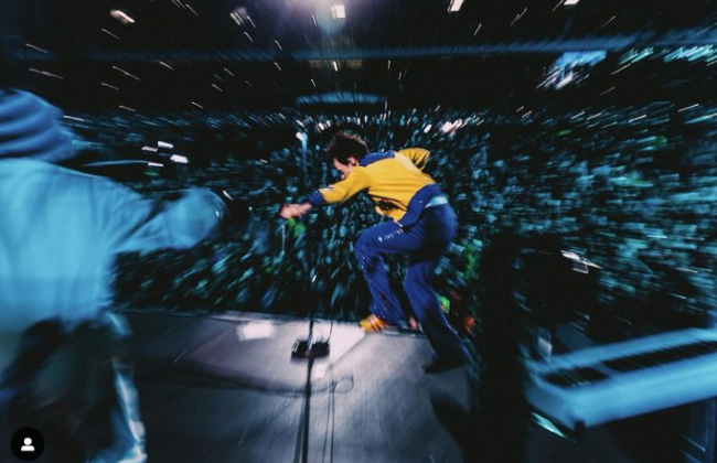 Гаррі Стайлс на концерті в Глазго виступив в костюмі у кольорах прапора України, фото