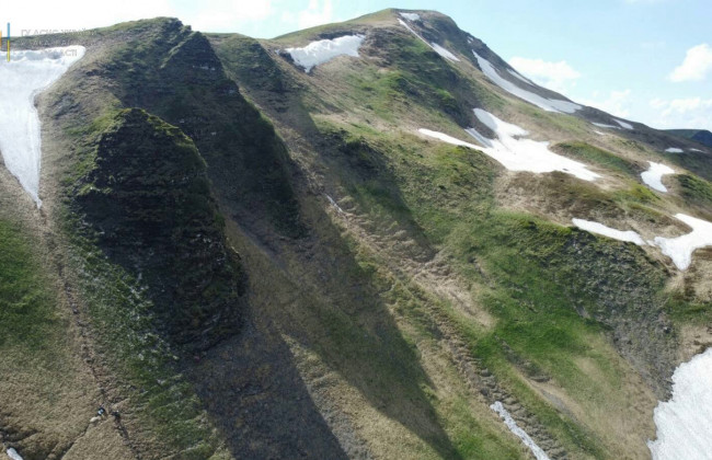 Народився у сорочці: на Закарпатті чоловік дивом пережив падіння в горах
