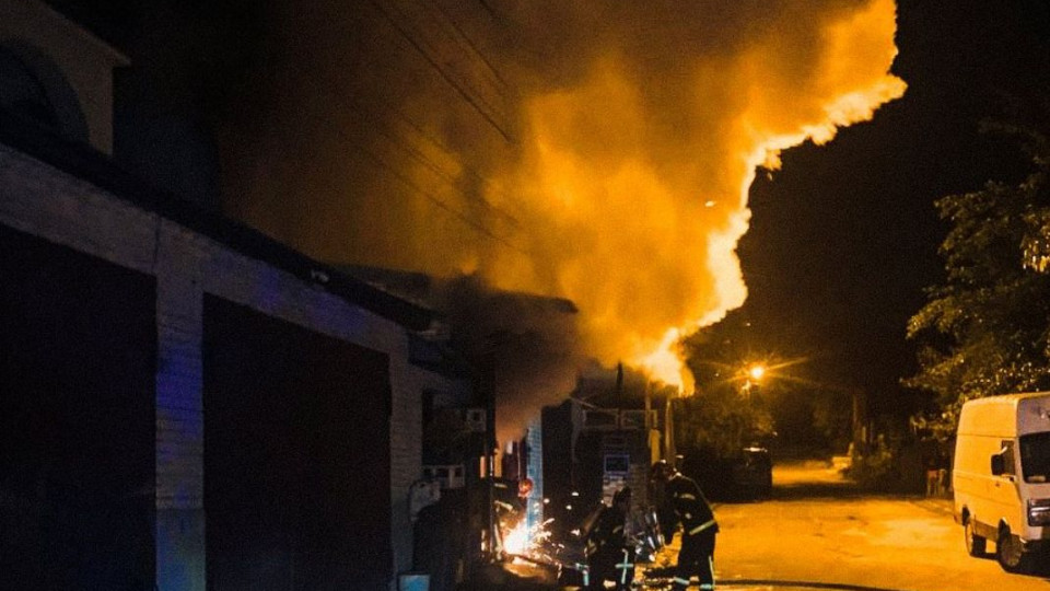 В Киеве во время тушения пожара спасли мужчину