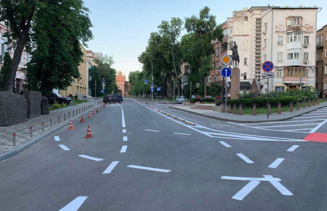 На вулицях Києва наносять дорожню розмітку, фото