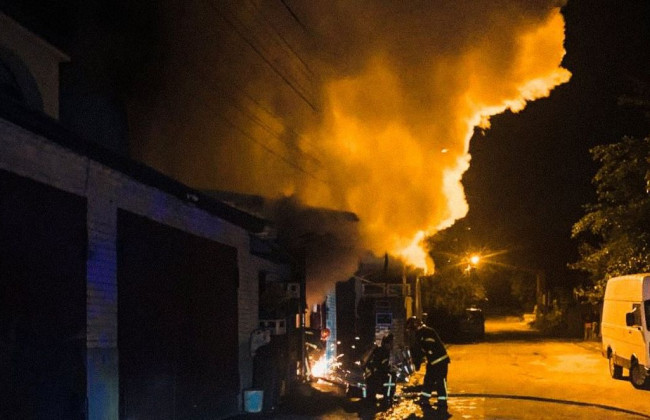 В Киеве во время тушения пожара спасли мужчину