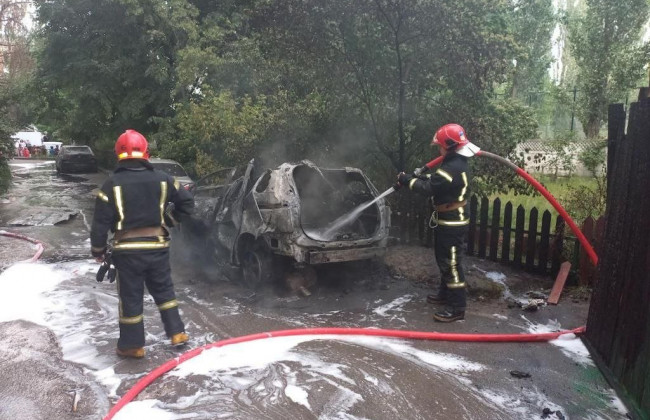 У Києві вщент згорів припаркований автомобіль, фото