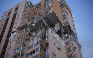 В Киеве начали восстанавливать поврежденные обстрелами дома